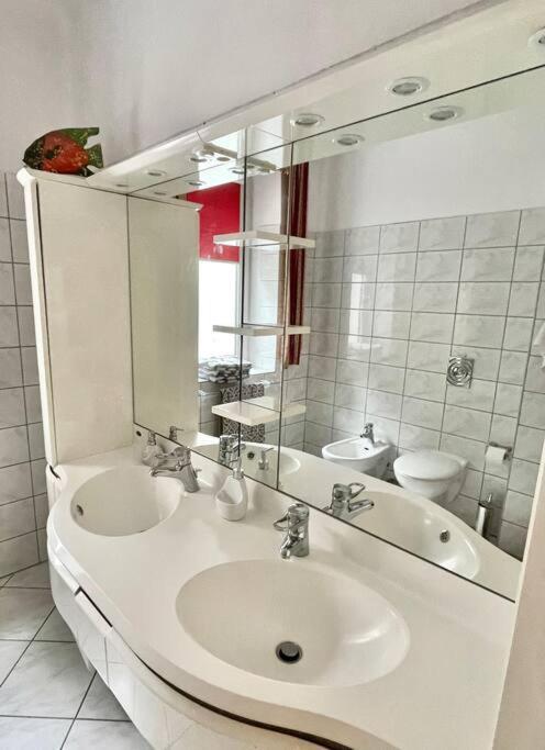 Beautiful Villa With Garden In Milanowek Екстер'єр фото